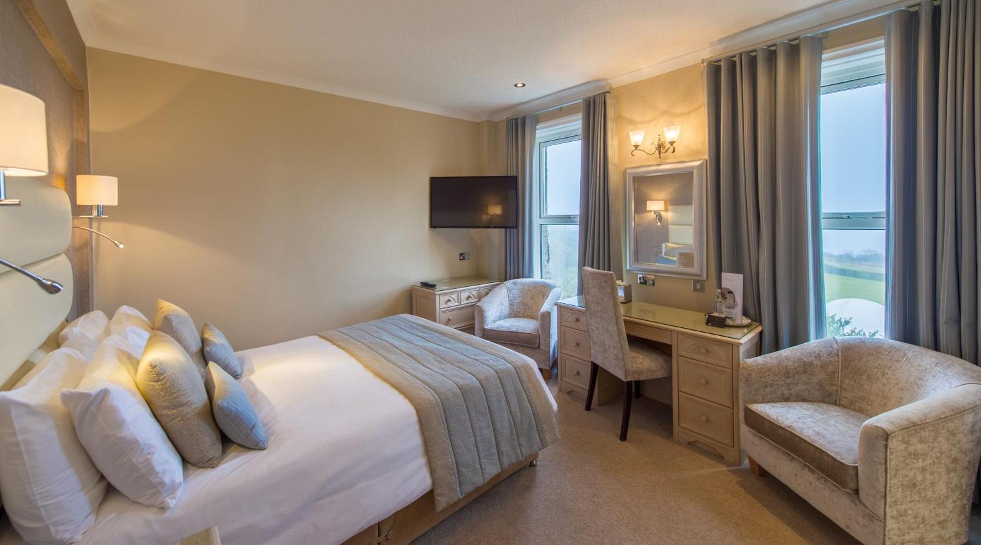The Carlyon Bay And Hotel